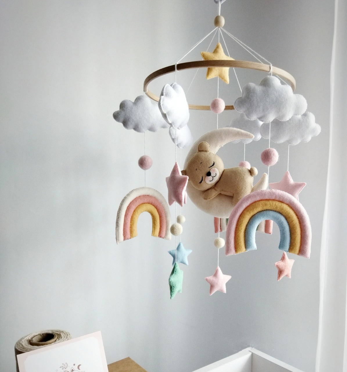 Giostrina musicale culla neonata feltro orsetto luna mezzaluna arcobaleno rosa cipria giallo miele azzurro cerchio legno carillon handmade