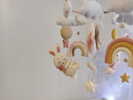 Dettaglio coniglietto, arcobaleno e stelle in feltro della giostrina musicale personalizzata