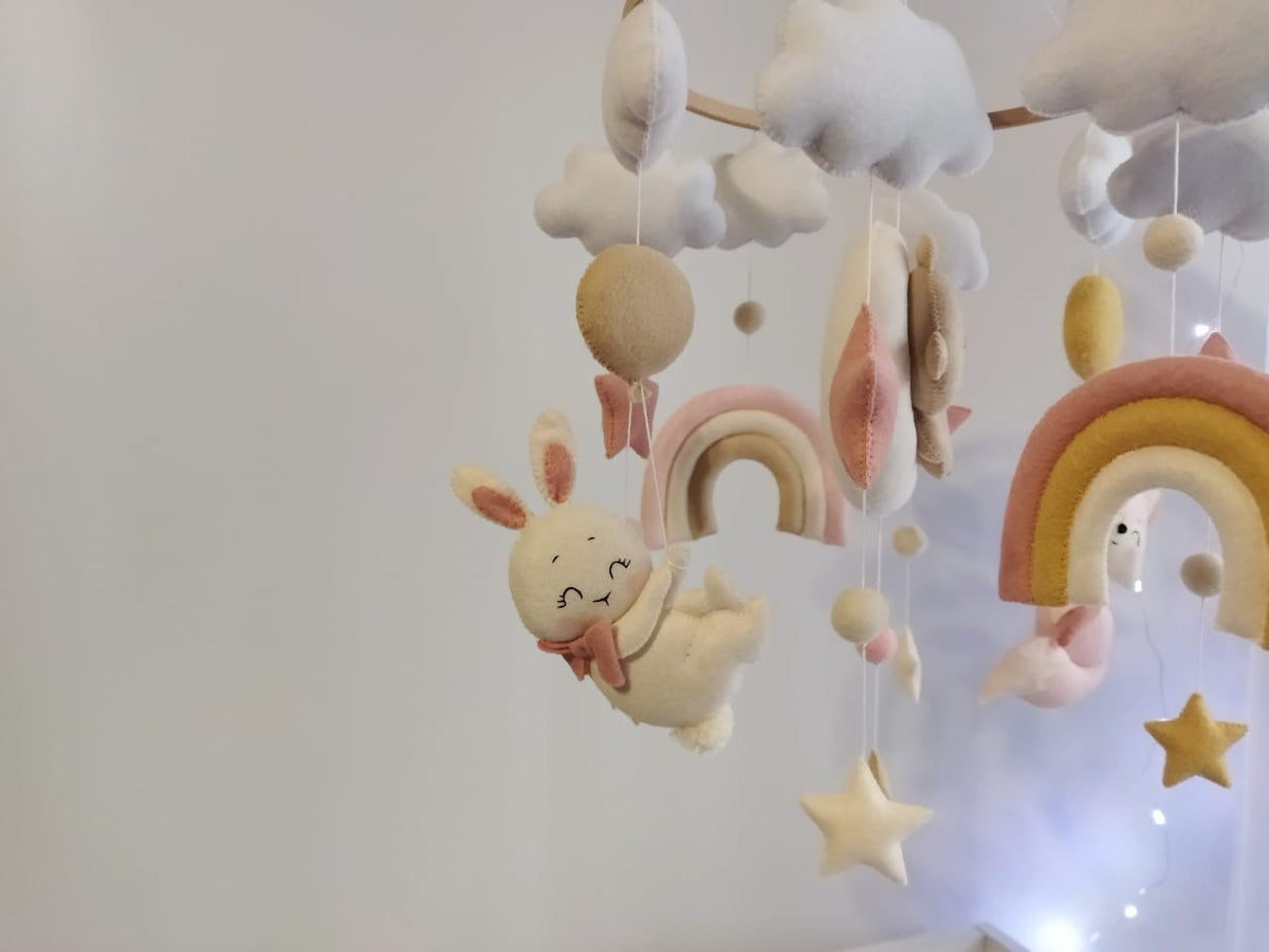 Dettaglio coniglietto, arcobaleno e stelle in feltro della giostrina musicale personalizzata