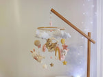 Giostrina musicale culla con animaletti in feltro e palloncini appesa all'asta in legno naturale