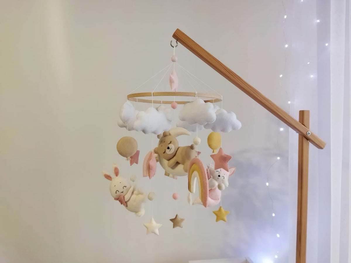 Giostrina musicale culla con animaletti in feltro e palloncini appesa all'asta in legno naturale