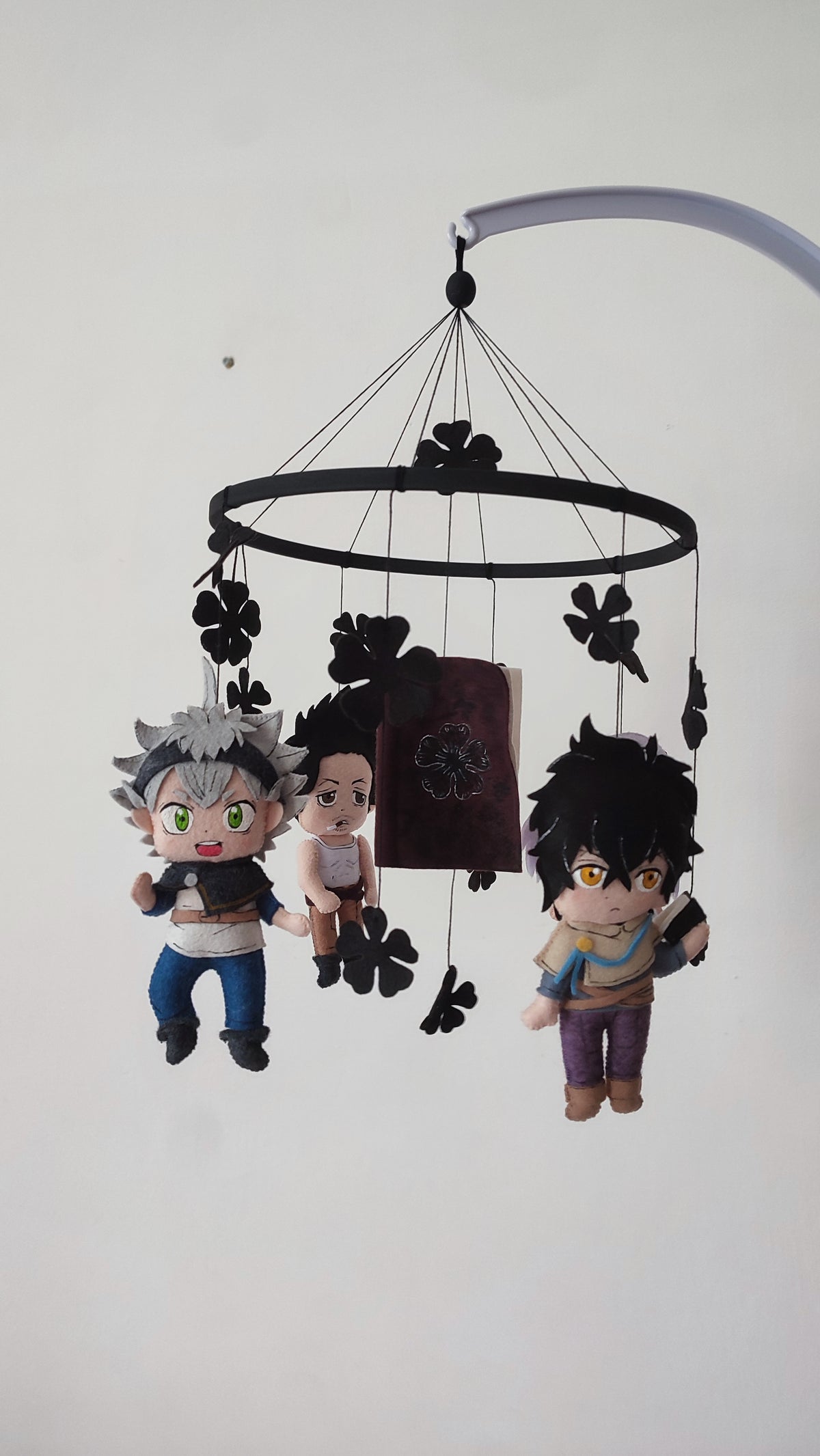  Giostrina culla Black Clover in feltro con personaggi Asta, Yuno, Yami e grimorio a 5 foglie, mobile lettino bimbo anime