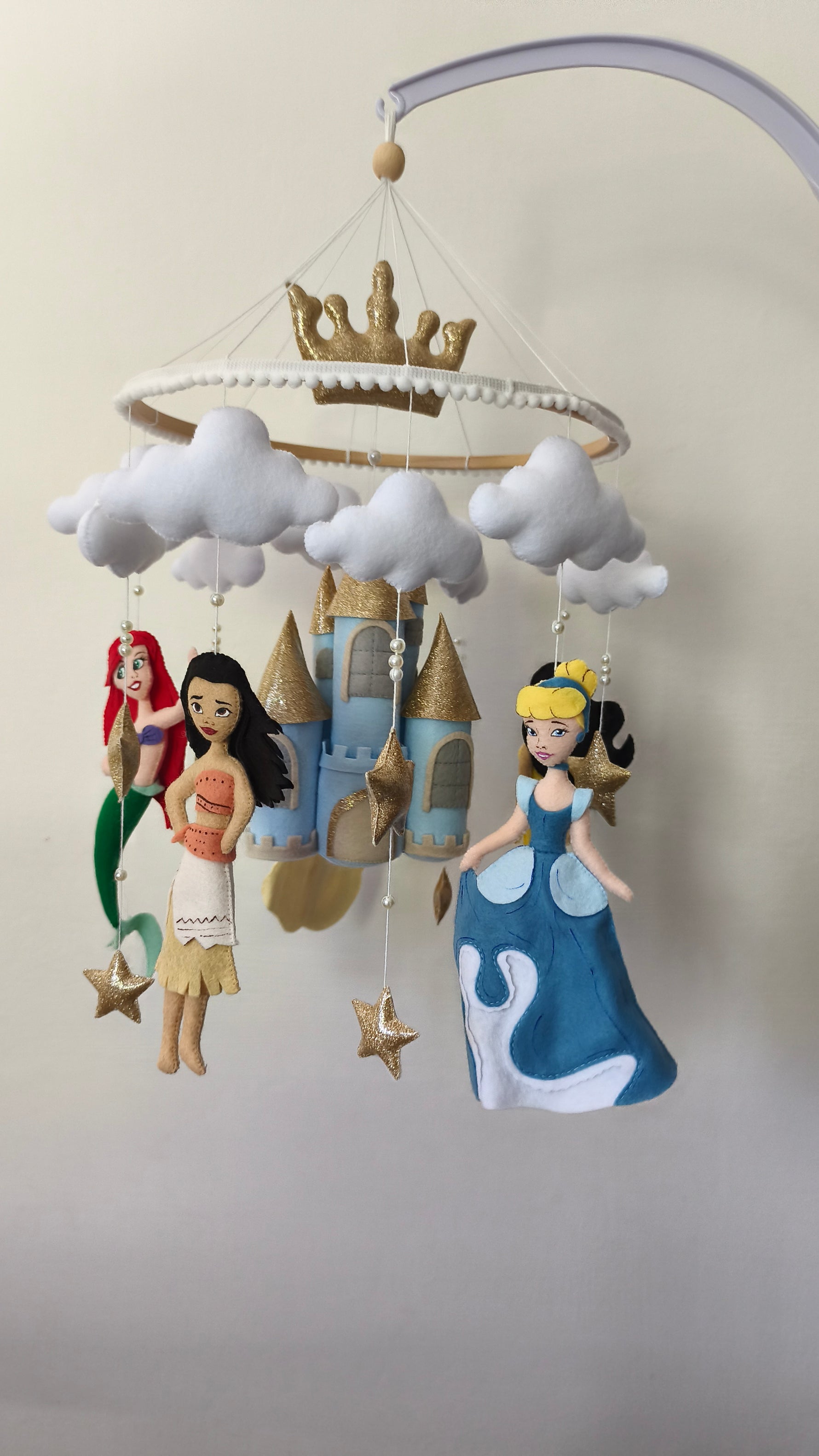 Giostrina culla neonata con castello azzurro e principesse Cenerentola, Ariel e Vaiana, giostrina lettino feltro.