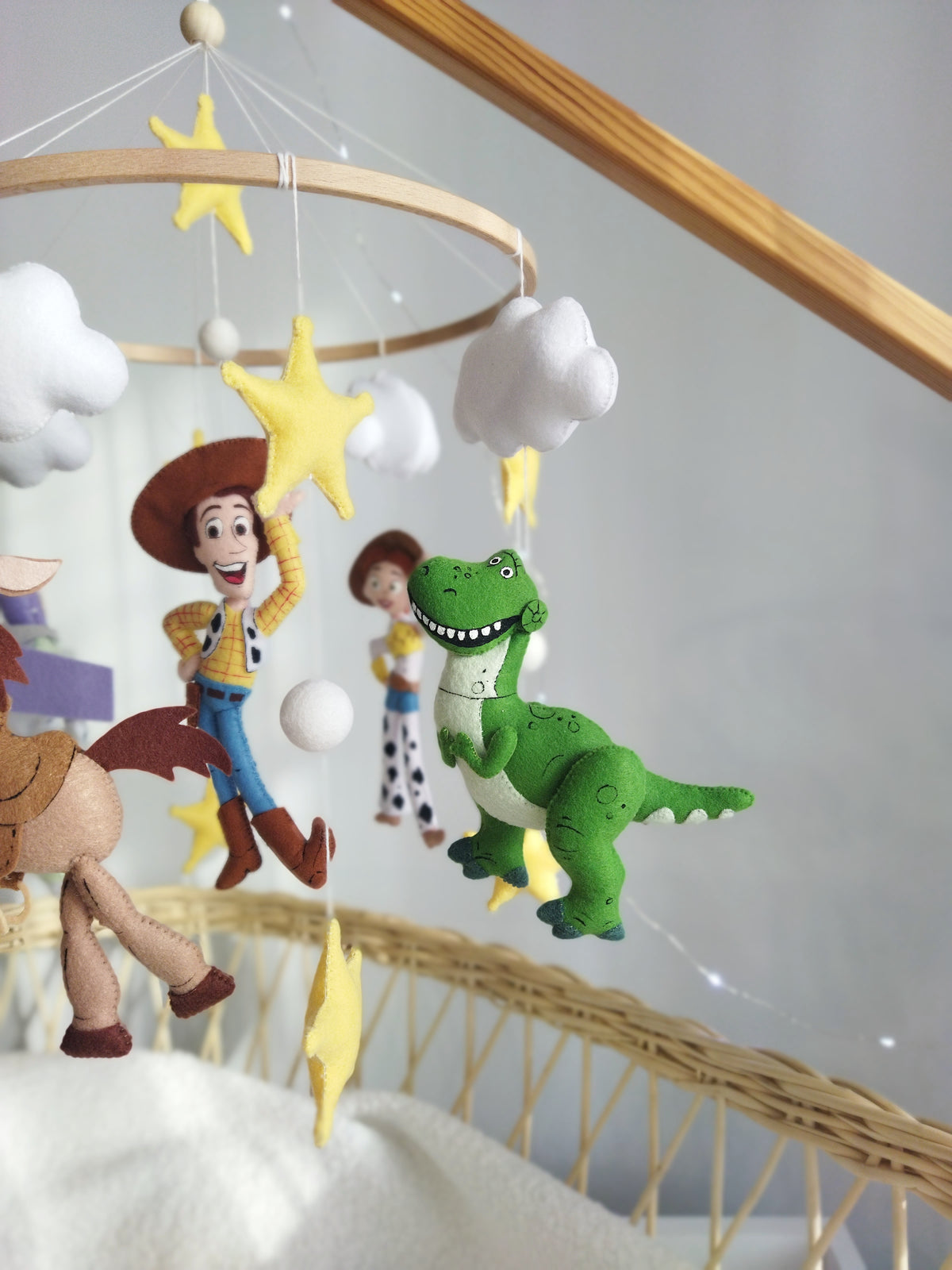 Dettaglio giostrina culla Toy Story con dinosauro Rex in feltro fatto a mano e stelle, idea regalo nascita neonati