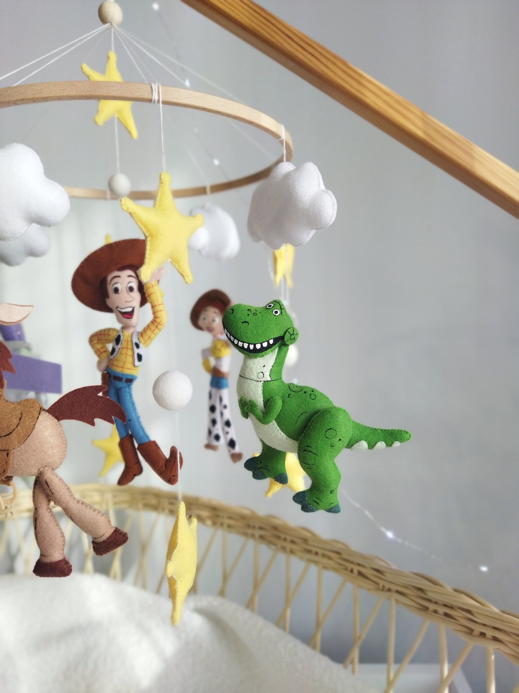 Dettaglio giostrina culla Toy Story con dinosauro Rex in feltro fatto a mano e stelle, idea regalo nascita neonati