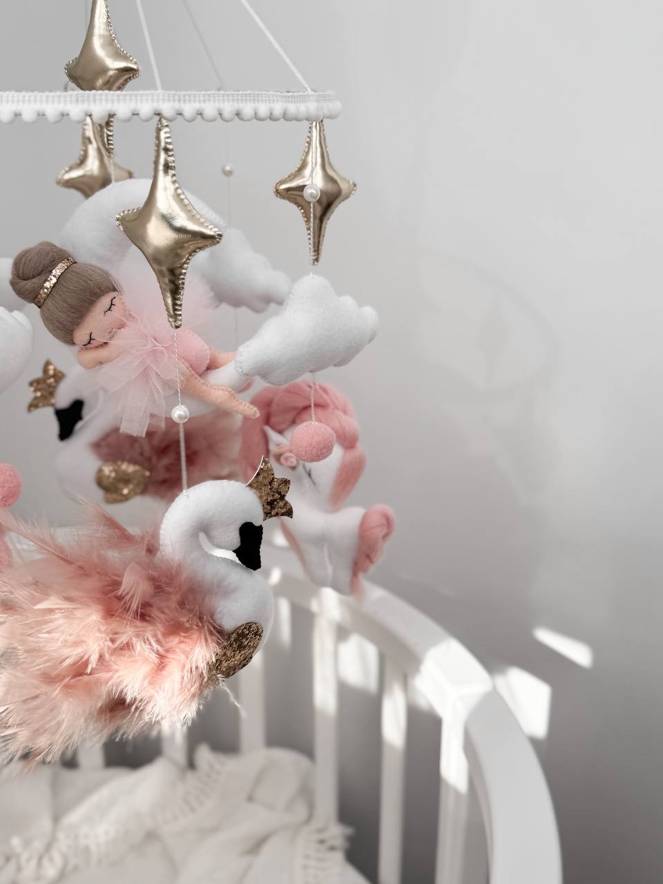 Giostrina culla neonata feltro ballerina cigno unicorno rosa antico oro stelle nuvole carillon handmade