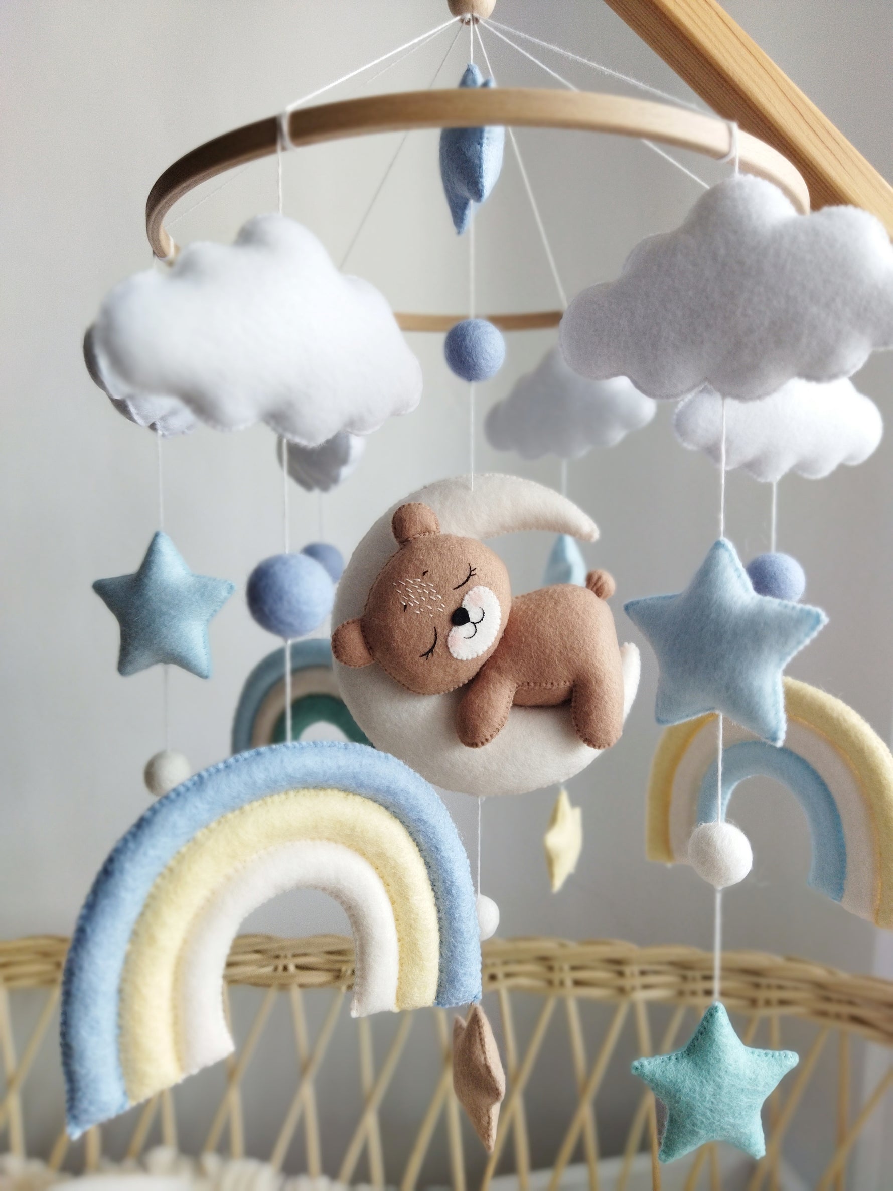 Giostrina culla feltro orsetto luna nuvole stelle arcobaleno azzurro carillon neonato cucita a mano cerchio legno cameretta bebè