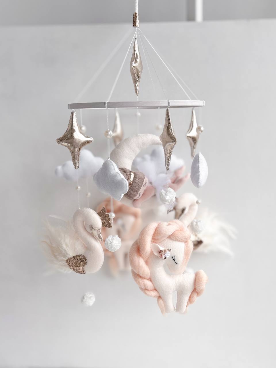 Giostrina culla neonata feltro unicorno cigno luna stelle argento rosa cipria nuvole piume cerchi di legno carillon 