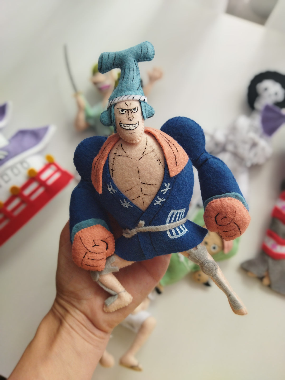 Dettaglio di Franky in feltro stile saga di Wano per giostrina culla, decorazione cameretta neonato tema anime.