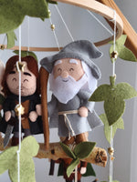 Dettaglio centrale di Gandalf il Grigio in feltro per giostrina culla neonato, decorazione artigianale per neonati.