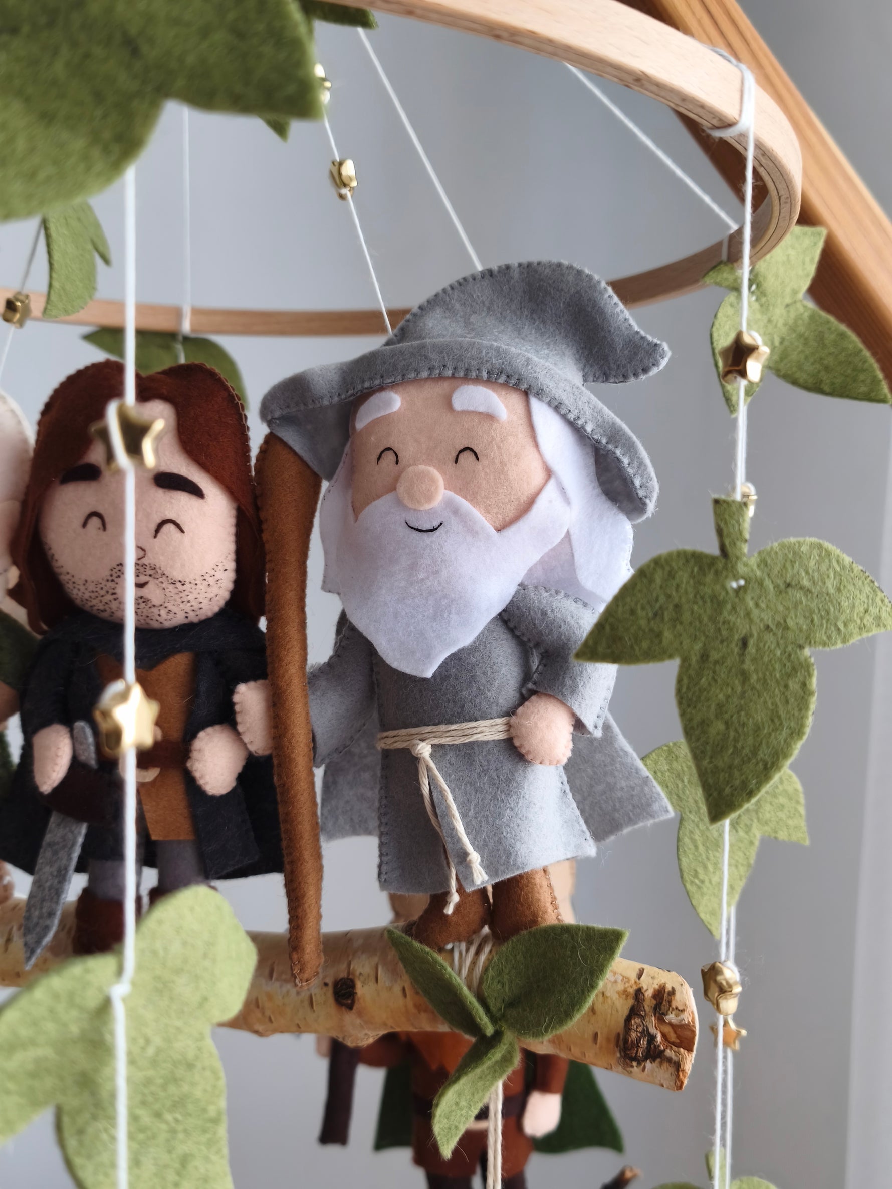 Dettaglio centrale di Gandalf il Grigio in feltro per giostrina culla neonato, decorazione artigianale per neonati.