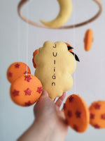 Giostrina culla Dragon Ball con nome personalizzato ricamato su nuvola giallo limone e sfere arancioni in feltro