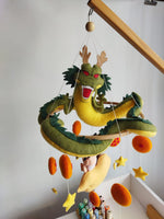 Giostrina culla neonato a tema Dragon Ball con piccolo Goku sulla nuvola Speedy e drago Shenron in feltro personalizzata