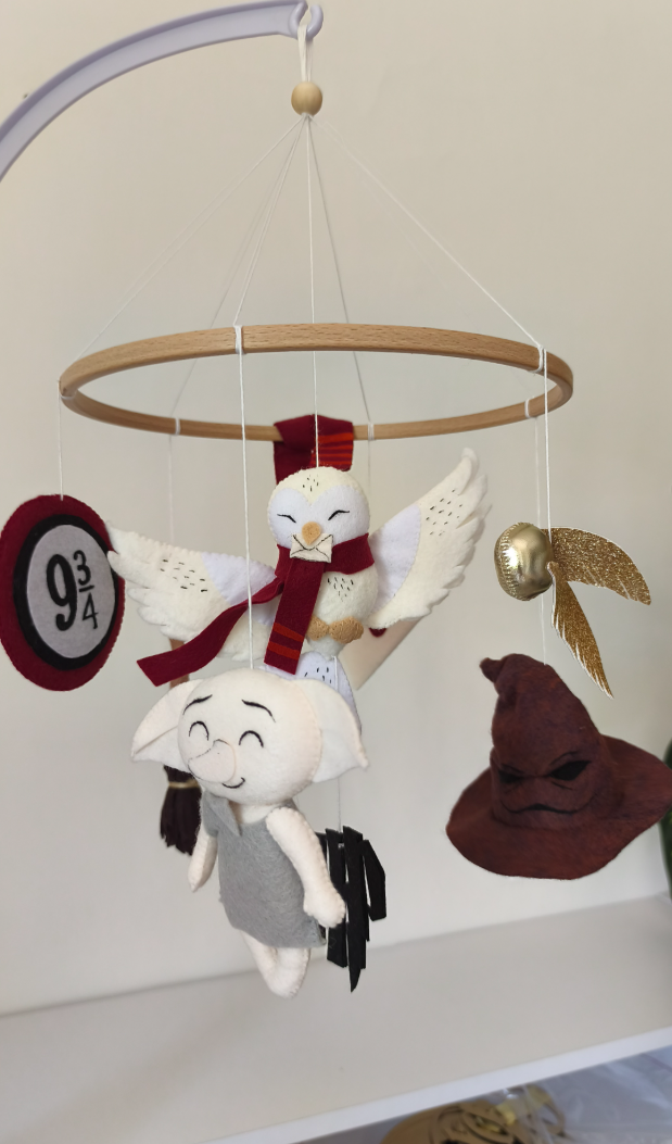 Giostrina musicale Harry Potter in feltro con elfo Dobby, civetta Edvige, boccino d'oro e Cappello Parlante.