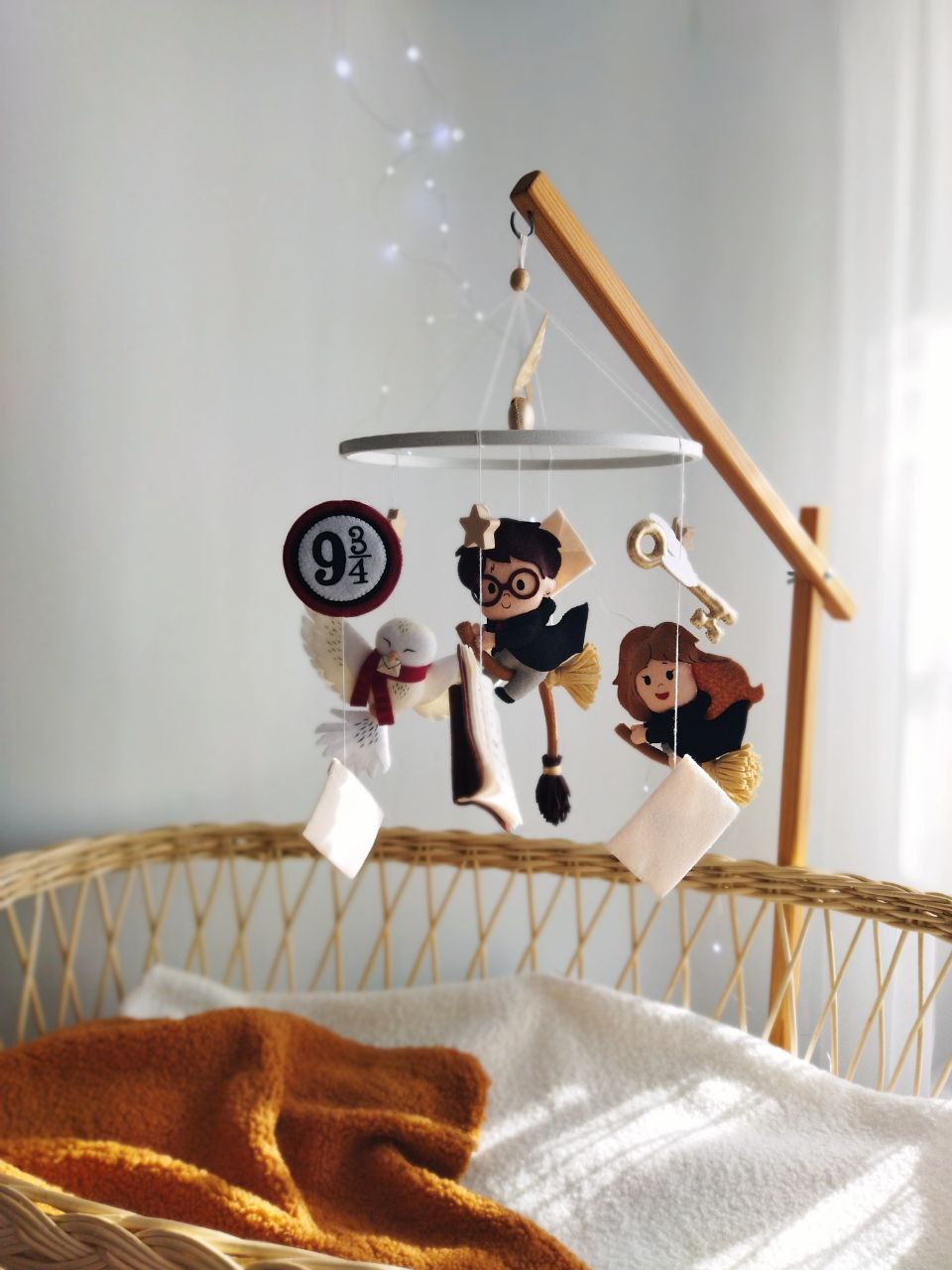 Giostrina culla in legno Harry Potter con personaggi Hermione, Edvige sulla scopa e binario 9 3/4, carillon neonato.