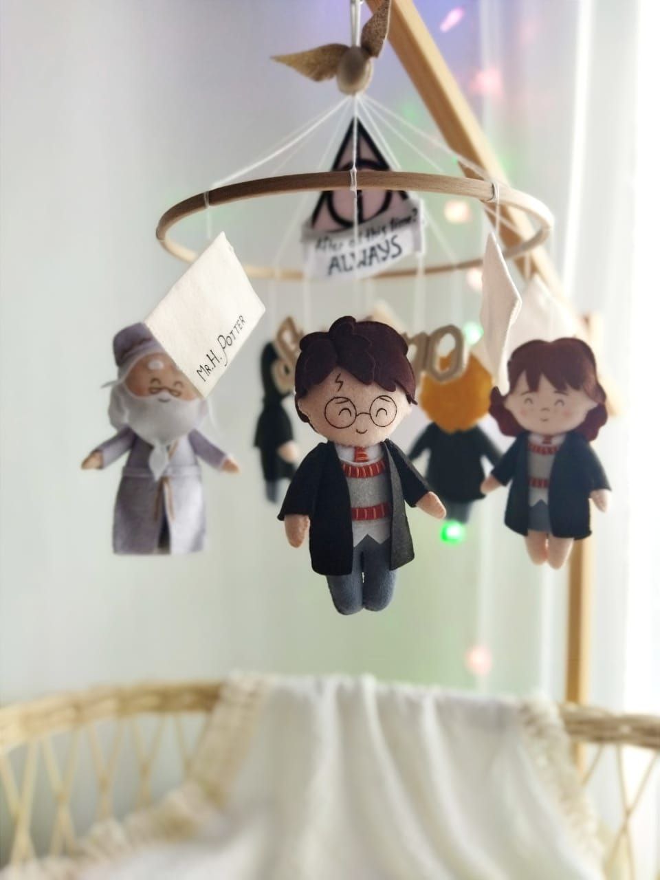 Giostrina culla neonato a tema Harry Potter in feltro fatta a mano con personaggi Silente Hermione e lettera di Hogwarts