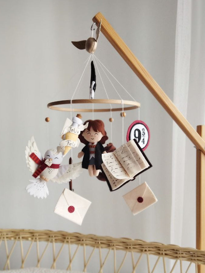 Giostrina culla neonati Harry Potter in feltro con Hermione Granger, civetta Edvige e lettere magiche, regalo nascita