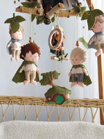 Dettaglio giostrina culla con Hobbit in feltro, Frodo, Sam e casa di Bilbo fatti a mano per cameretta neonato fantasy.