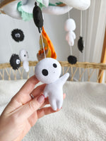 Mobile lettino legno con spiriti Kodama e Calcifer in feltro fatti a mano, idea regalo nascita neonato Studio Ghibli