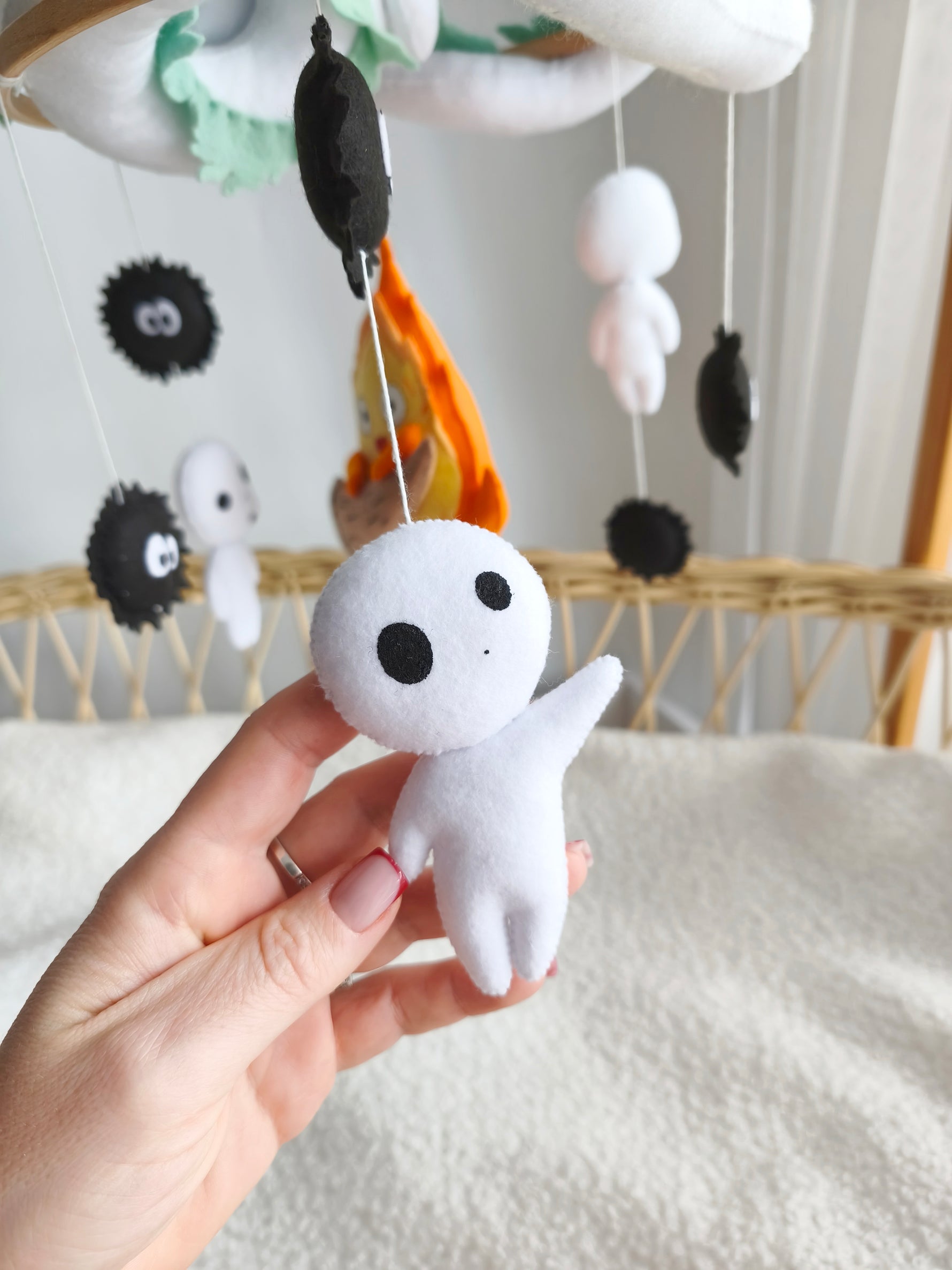 Mobile lettino legno con spiriti Kodama e Calcifer in feltro fatti a mano, idea regalo nascita neonato Studio Ghibli