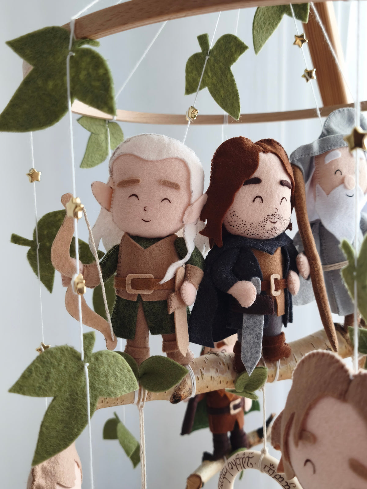 Dettaglio giostrina neonato con Legolas e Aragorn in feltro fatti a mano, decorazione letto a tema Il Signore degli Anell