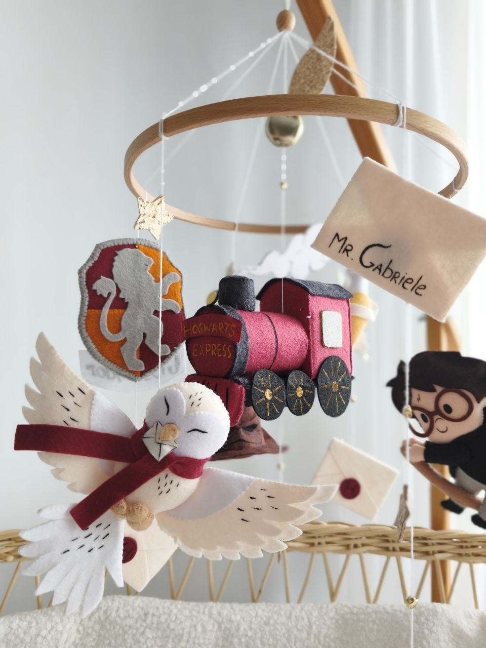 Mobile lettino legno con lettera di Hogwarts, treno espresso e gufo in feltro, regalo nascita neonato