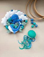 Personaggi in feltro della giostrina mondo marino blu: polpo, balena, medusa, nuvole, coralli salvia e cerchi in legno