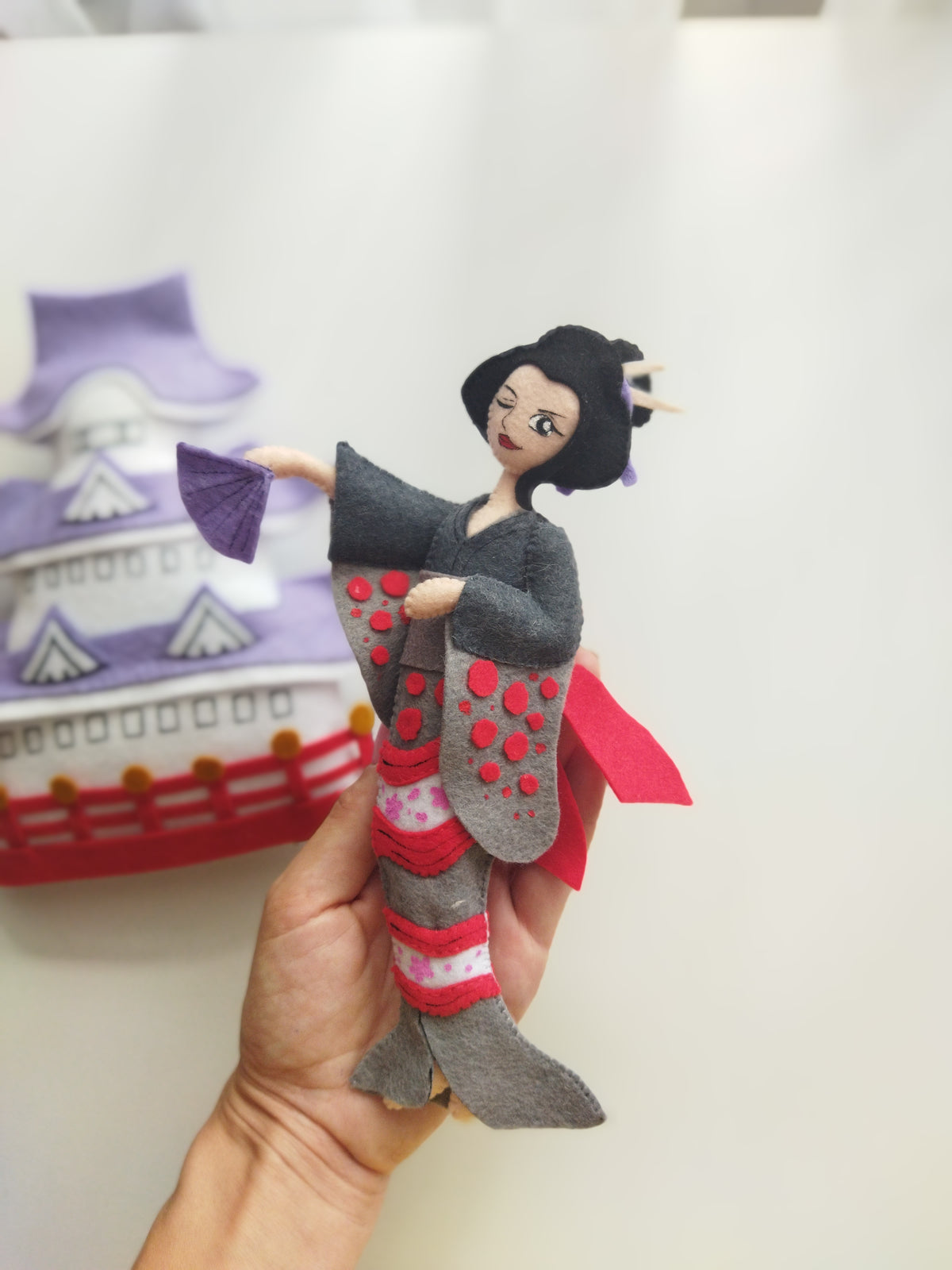 Dettaglio di Nico Robin in feltro vestita da geisha per giostrina culla, decorazione cameretta neonato tema anime