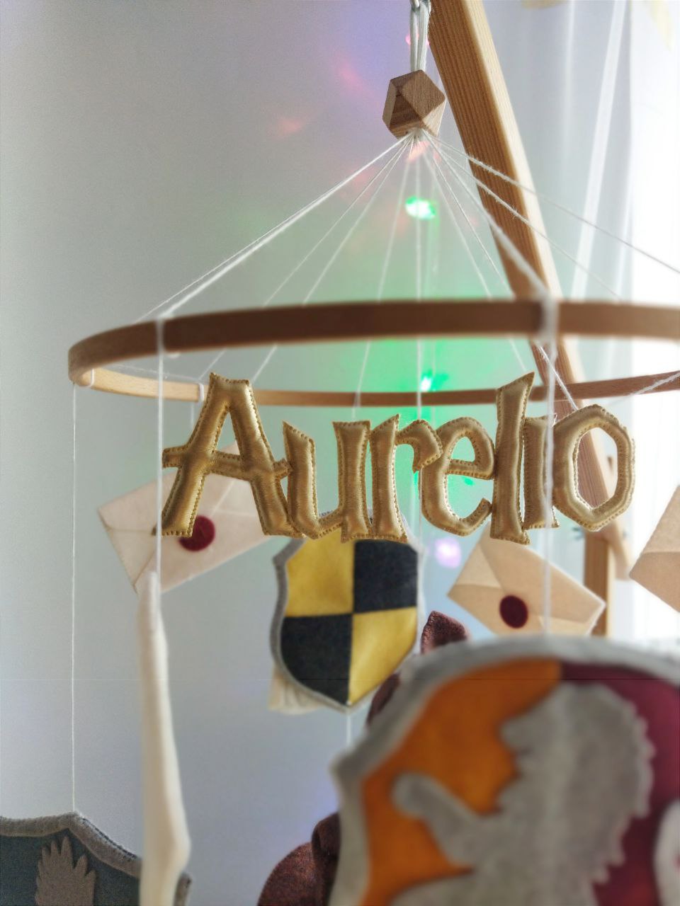 Giostrina culla Harry Potter con nome personalizzato Aurelio in oro e luci, decorazione lettino neonato fatta a mano.