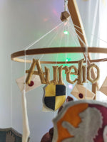 Giostrina culla Harry Potter con nome personalizzato Aurelio in oro e luci, decorazione lettino neonato fatta a mano.
