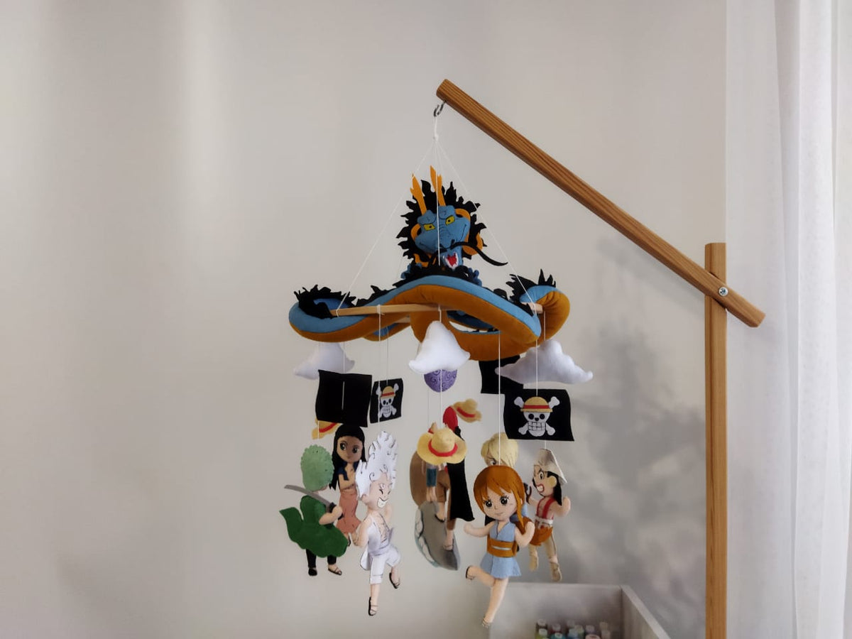 Giostrina culla One Piece in legno con drago Kaido, Luffy Gear 5, Zoro e bandiere pirati in feltro, mobile lettino anime