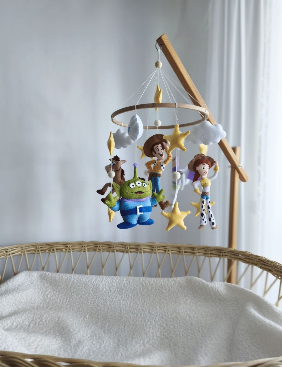 Giostrina culla personalizzata Toy Story in feltro con Woody e Jessie fatta a mano per cameretta neonato