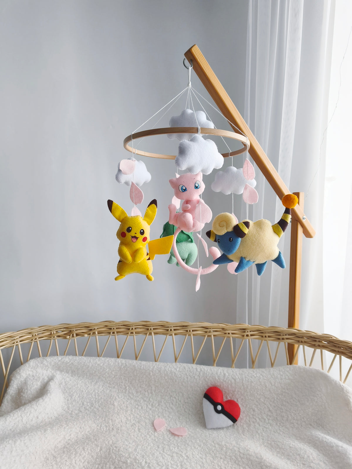 Giostrina culla neonato a tema Pokémon in feltro con Pikachu, Mew, Bulbasaur e Mareep artigianale, regalo nascita bimbo