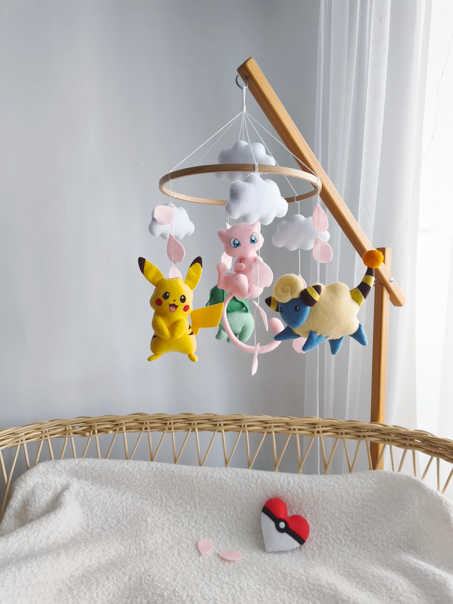 Giostrina culla neonato a tema Pokémon in feltro con Pikachu, Mew, Bulbasaur e Mareep artigianale, regalo nascita bimbo