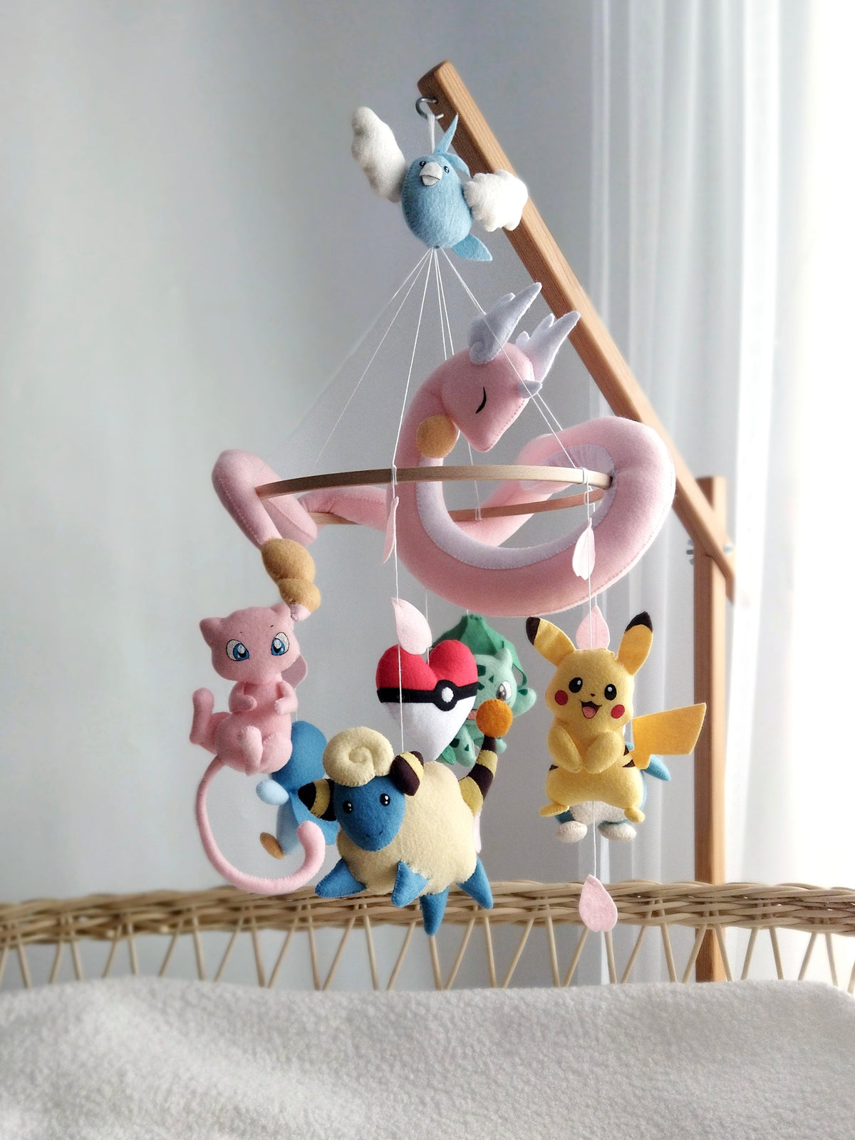 Giostrina culla Pokémon in feltro rosa, giallo e azzurro con drago Dragonair, Pikachu e Mew, regalo nascita personalizzato