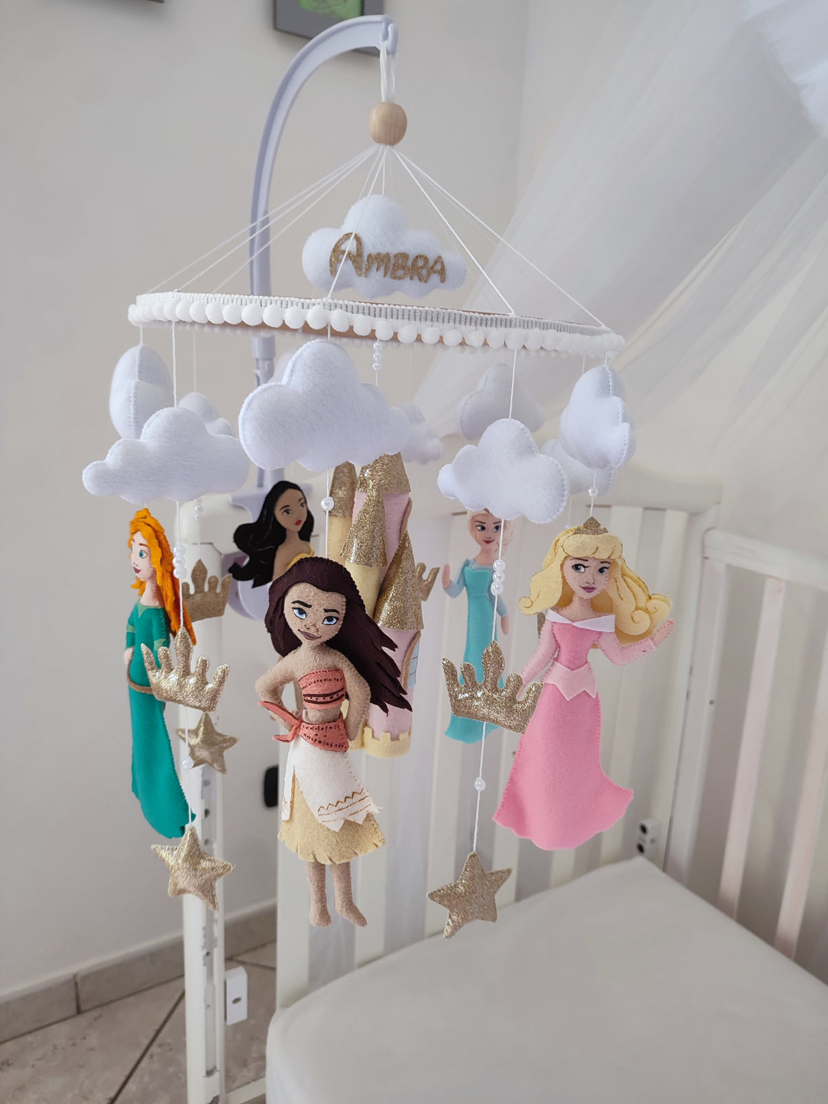 Giostrina culla neonato con principesse Disney in feltro e nome personalizzato, regalo nascita bimba fatto a mano.
