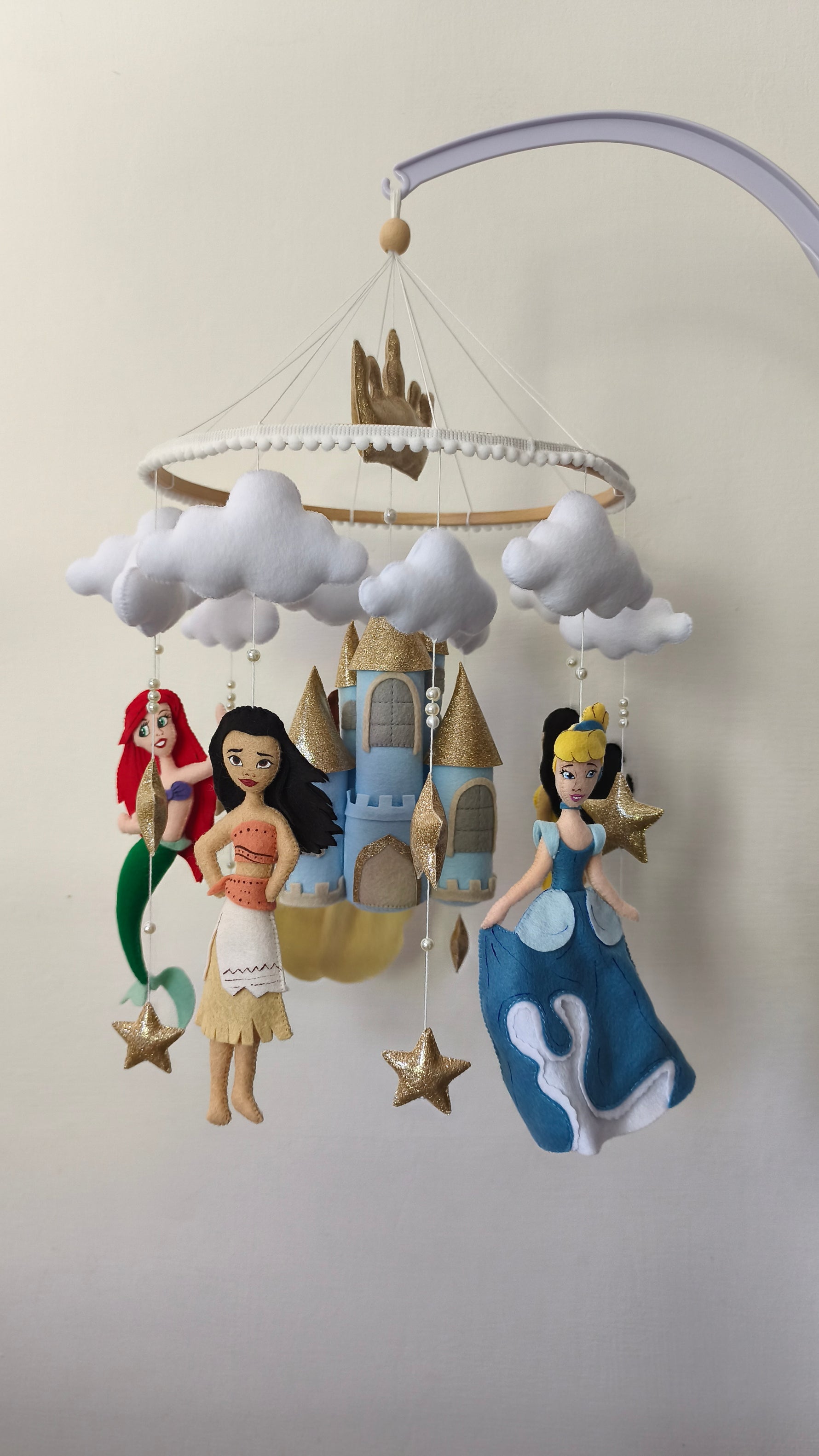 Giostrina culla artigianale con principesse in feltro, castello azzurro e dorato, nuvole bianche e stelle – cameretta bambina