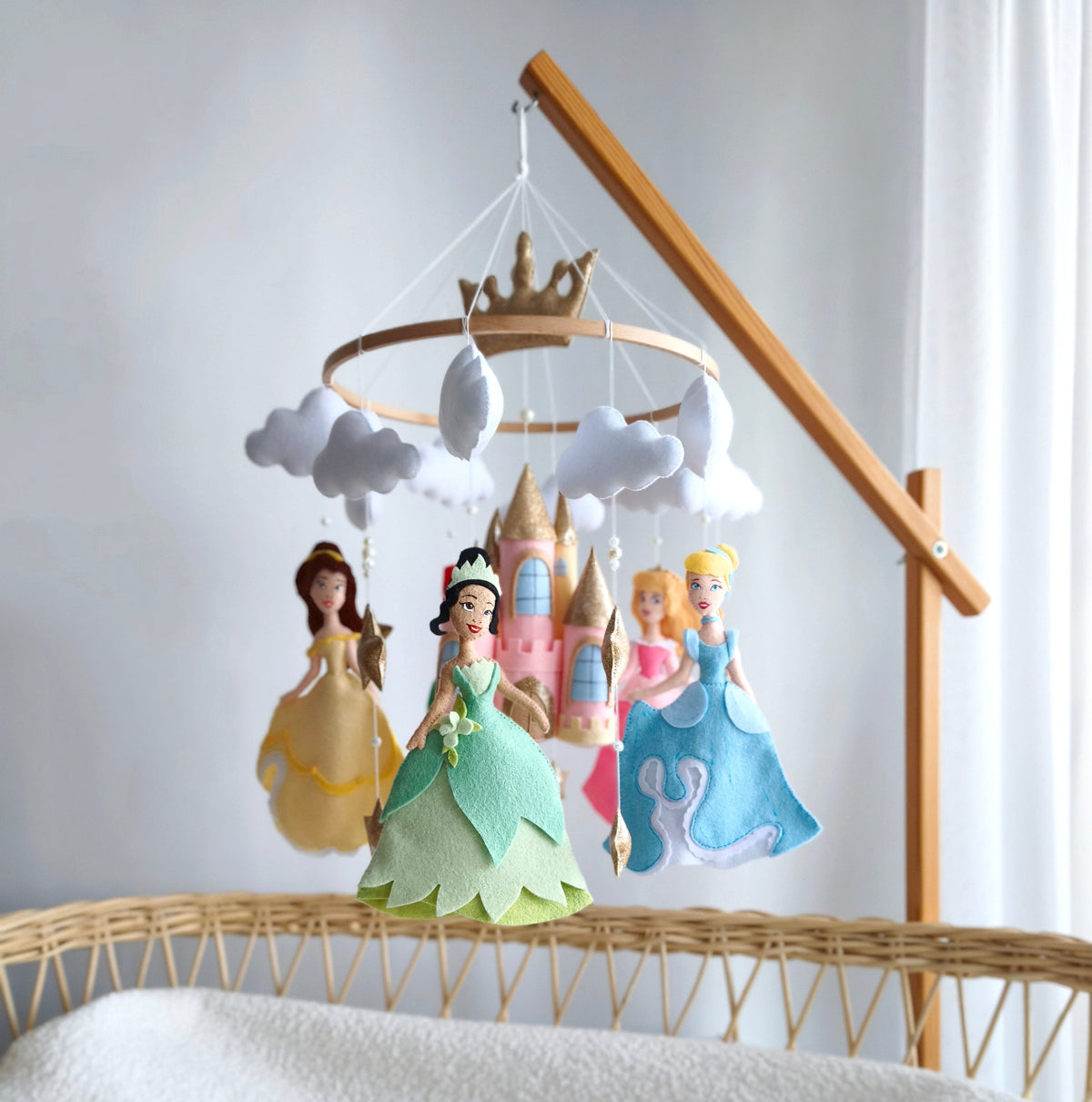 Giostrina culla Principesse con Tiana verde menta, Cenerentola azzurro polvere, Belle gialla e castello rosa e oro glitter