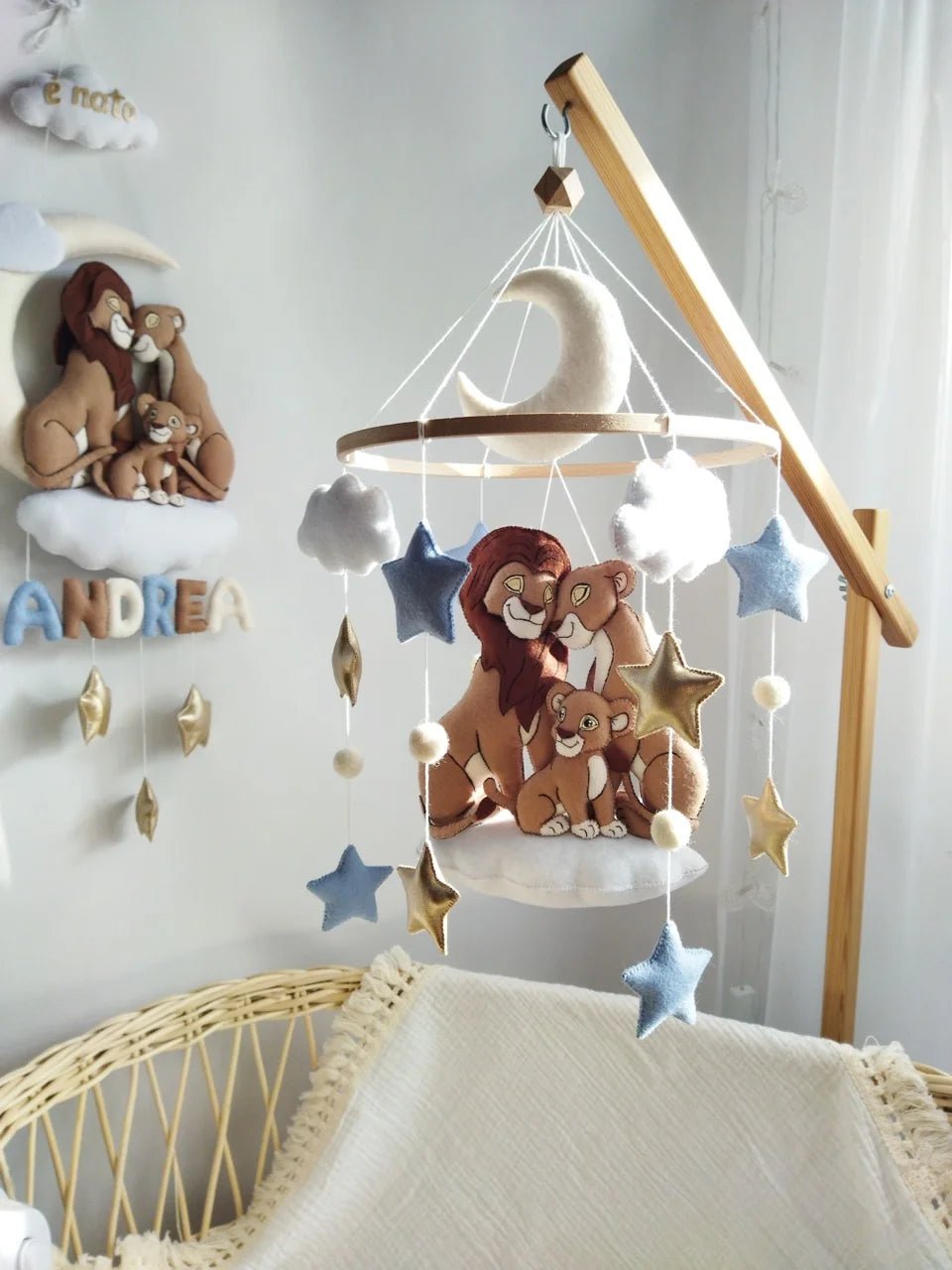Giostrina musicale culla famiglia Simba Re Leone cucita a mano in feltro, cerchio legno carillon cameretta neonato