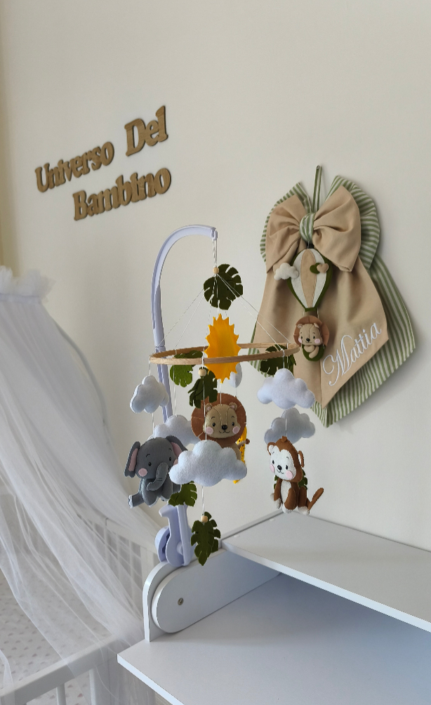 Giostrina da culla a tema safari con elefante e scimmietta abbinata a fiocco nascita verde salvia e beige a righe.