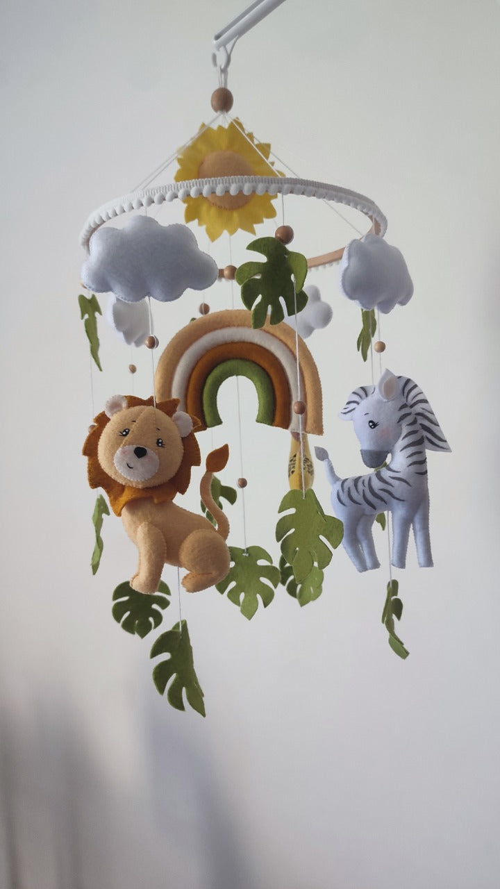 Giostrina culla safari feltro con leone e zebra, mobile musicale arcobaleno foglie tropicali sole per neonato