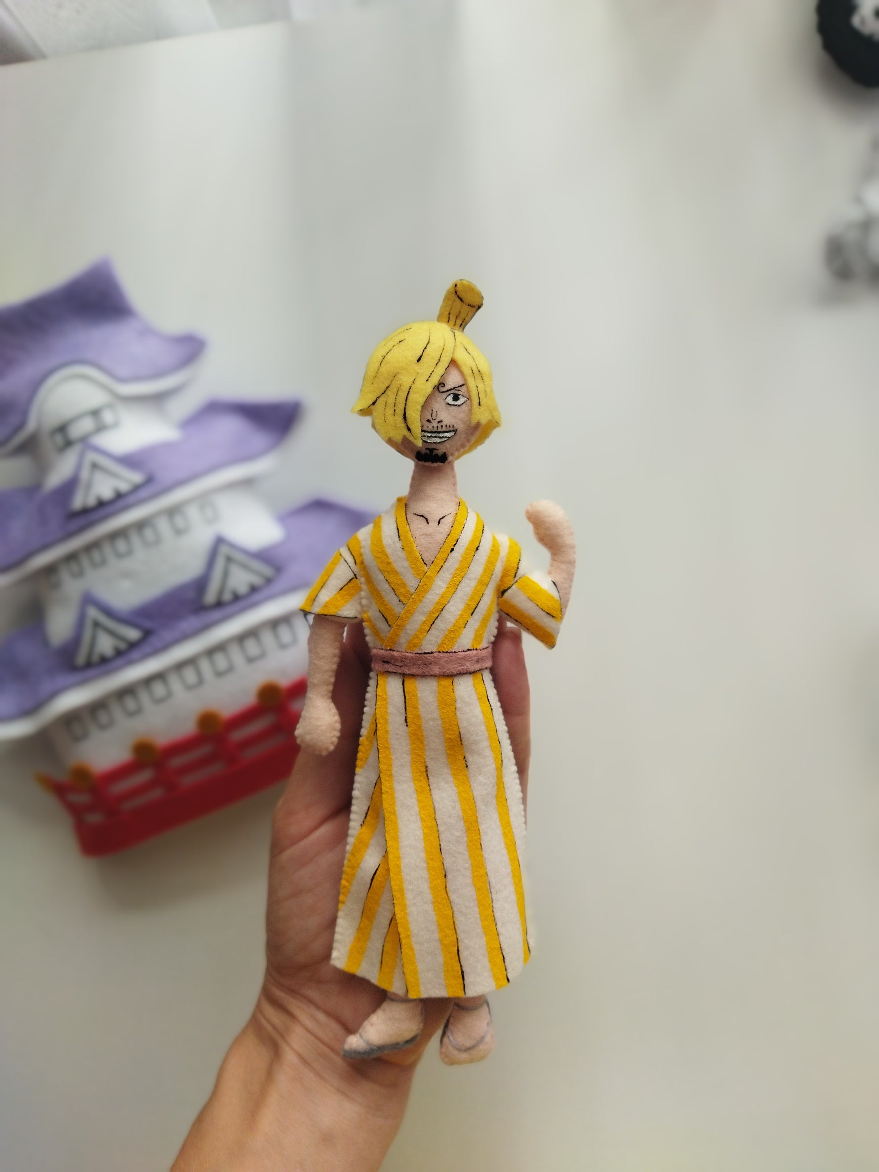 Dettaglio di Sanji in feltro vestito da cuoco di Wano per giostrina culla, decorazione cameretta neonato anime