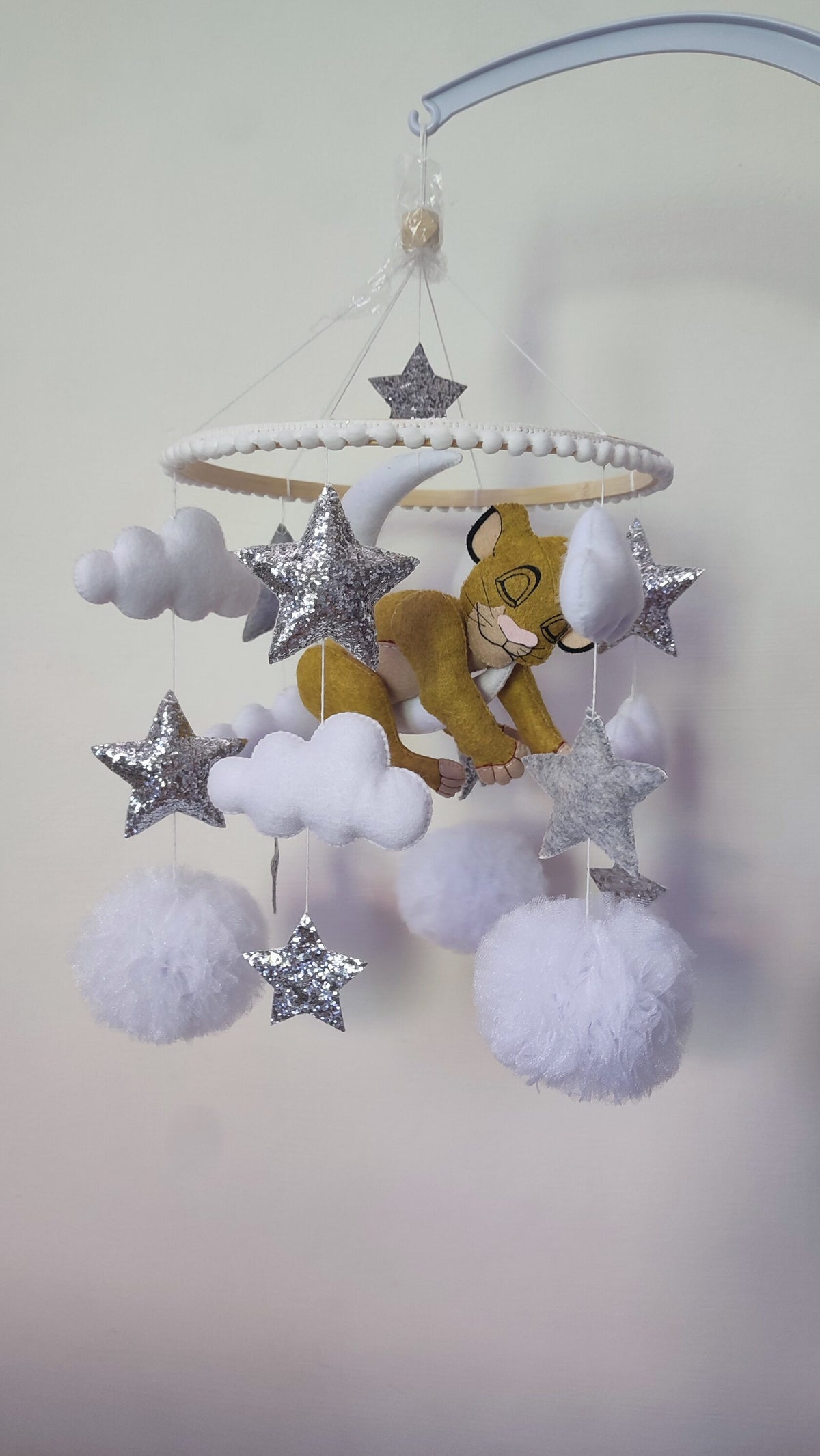 Giostrina culla neonato Simba Re Leone sulle nuvole in feltro bianco stelle argento glitter neonato