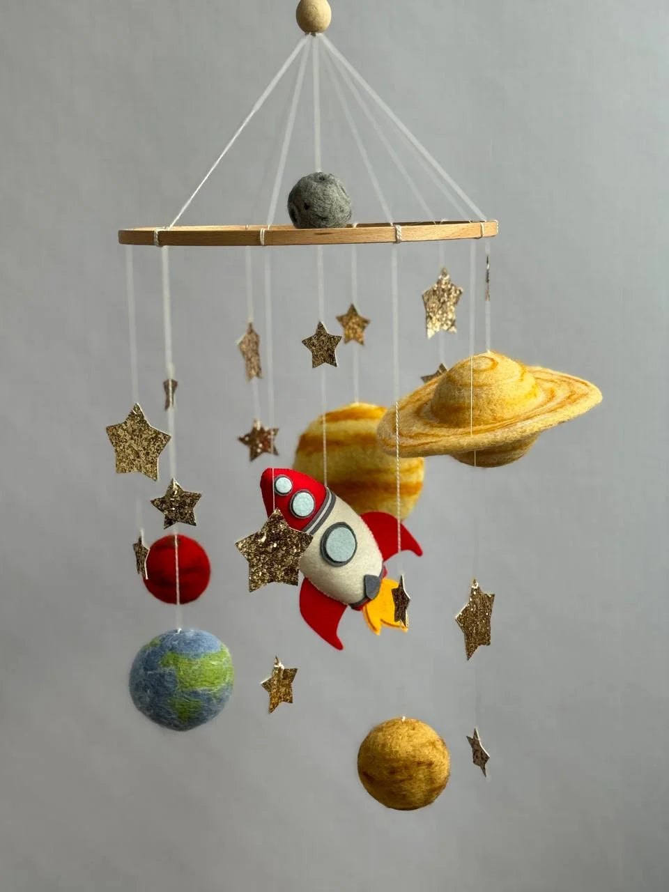 Mobile culla artigianale con razzo, Saturno, Terra e pianeti in feltro, stelle glitter oro su cerchio legno neonato