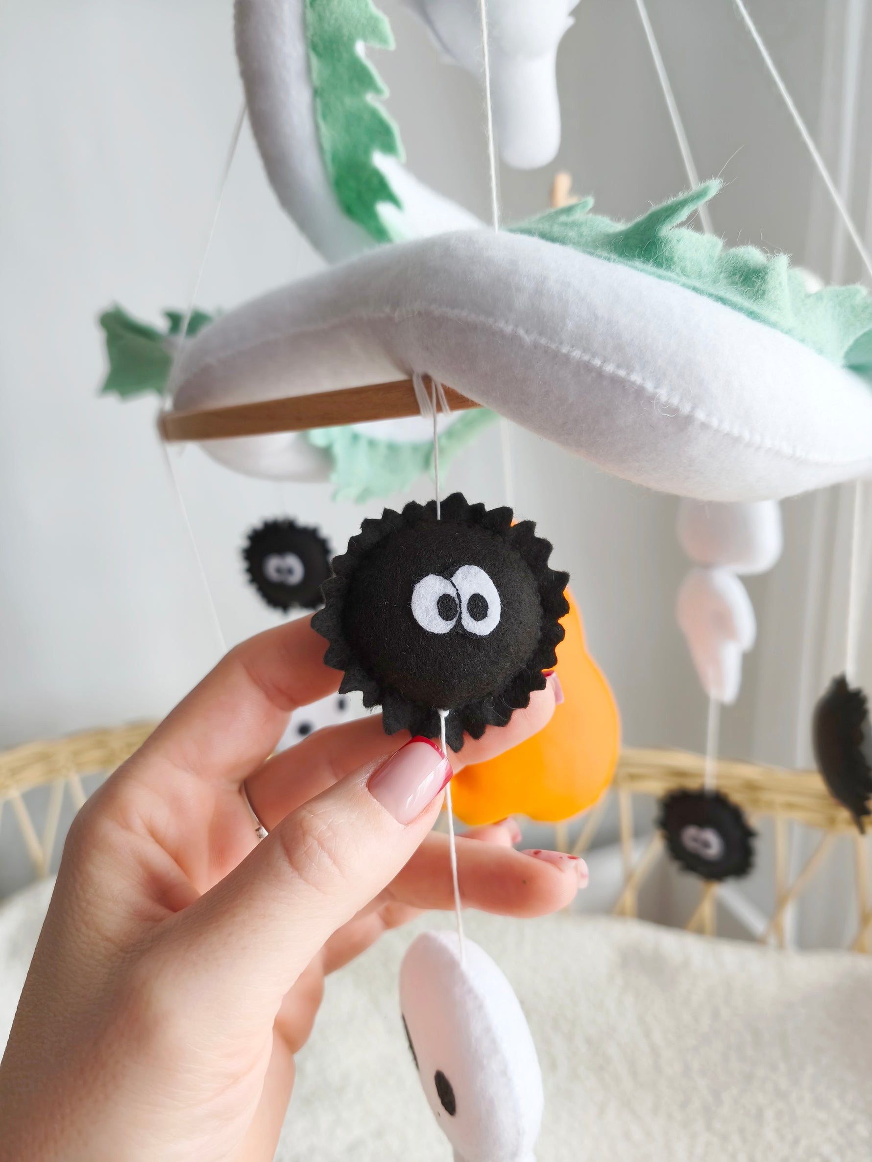 Mobile lettino legno con spiriti della fuliggine e drago Haku in feltro, idea regalo nascita neonato Studio Ghibli