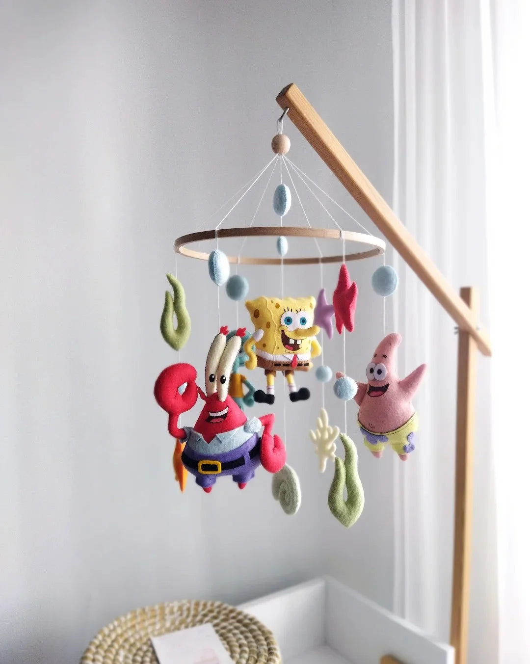 Giostrina neonato con SpongeBob, Patrick e Mr. Krabs in feltro, alghe verdi e cerchio legno cucita a mano cameretta