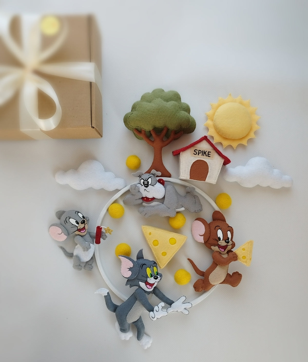 Giostrina culla Tom e Jerry con gatto grigio fumo, topo marrone, cane Spike, albero verde oliva e formaggio giallo 