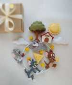 Giostrina culla Tom e Jerry con gatto grigio fumo, topo marrone, cane Spike, albero verde oliva e formaggio giallo 