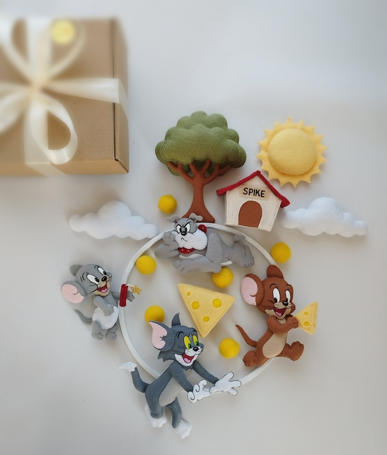 Giostrina culla Tom e Jerry con gatto grigio fumo, topo marrone, cane Spike, albero verde oliva e formaggio giallo 