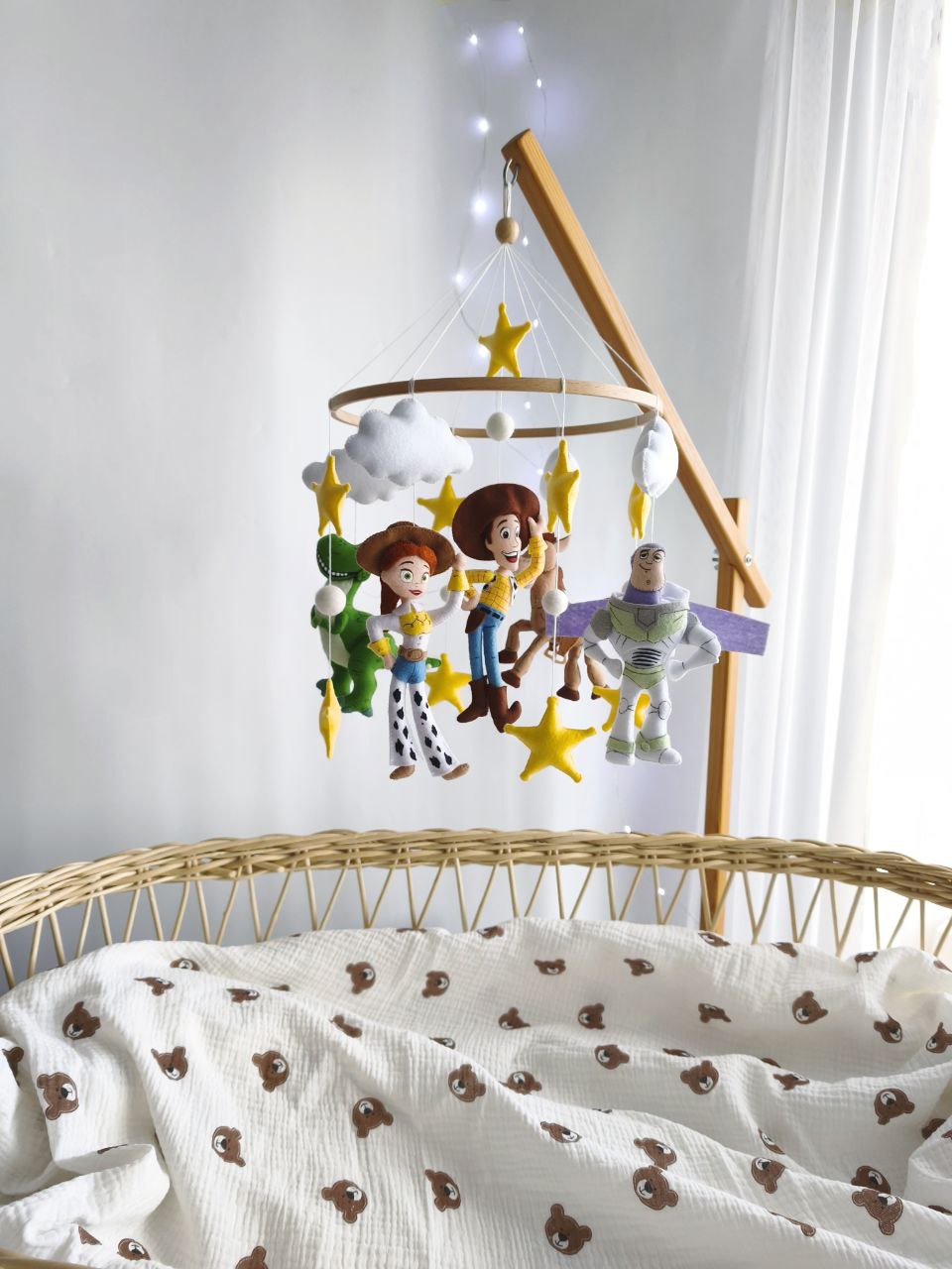 Giostrina feltro Toy Story con Woody, Buzz Lightyear grigio, Jessie, dinosauro Rex verde e stelle gialle